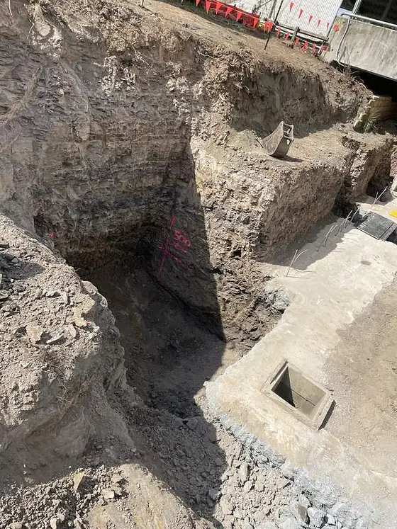 Detail excavation beside an existing structure